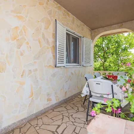 In Privlaka Mit Grill, Garten Und Terrasse アパート *