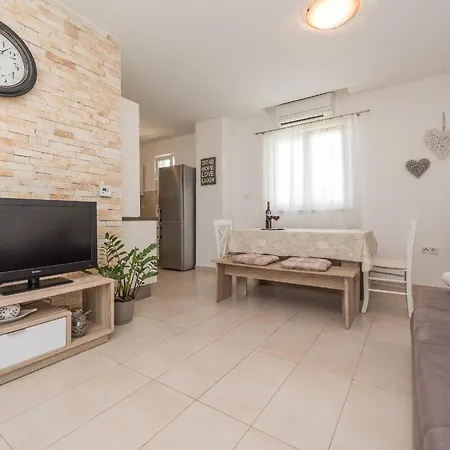 In Privlaka Mit Grill, Garten Und Terrasse