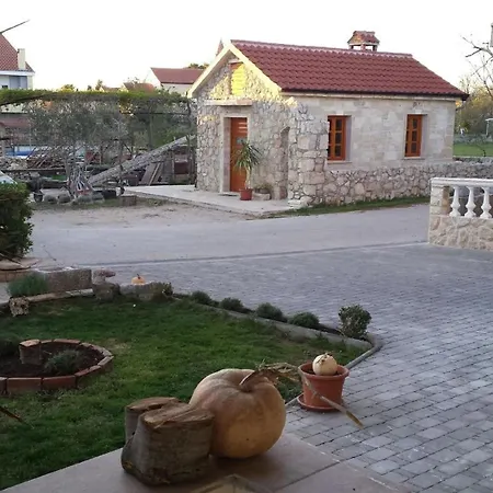 In Privlaka Mit Grill, Garten Und Terrasse * プリヴラカ